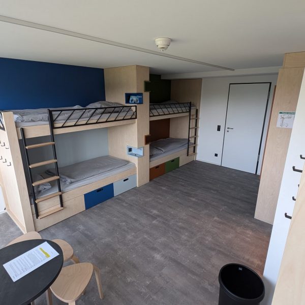 Zimmer mit Etagenbett, Stauraum und Sitzmöglichkeiten – Evangelische Gesellschaft für Deutschland KdöR