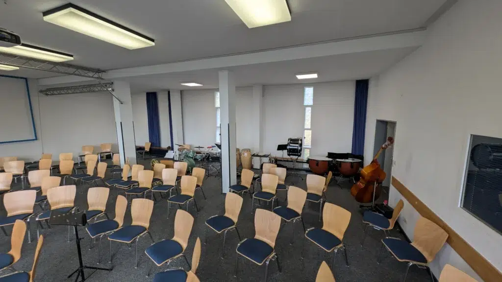 Leerer Seminar- oder Konferenzraum mit in Reihen angeordneten Stühlen –Evangelische Gesellschaft für Deutschland KdöR