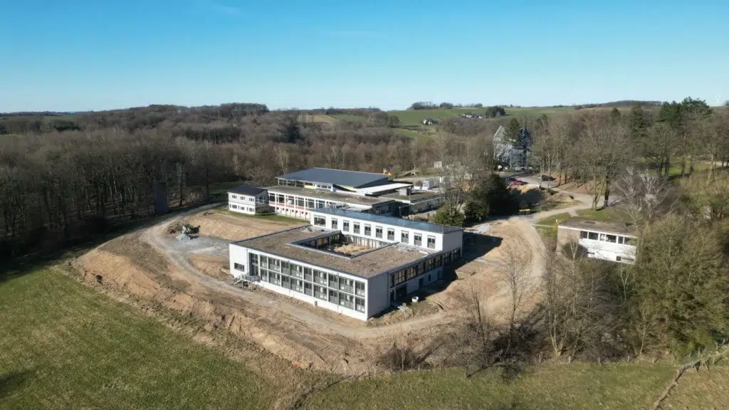 Luftaufnahme eines Gebäudekomplexes in naturnaher Umgebung – Evangelische Gesellschaft für Deutschland KdöR